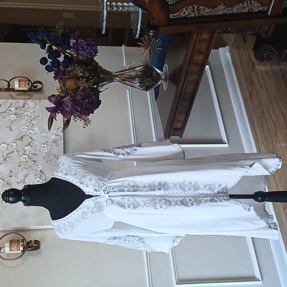 Women's White Boho Embroidered High Low Dress. Size M - Picture 4 of 17